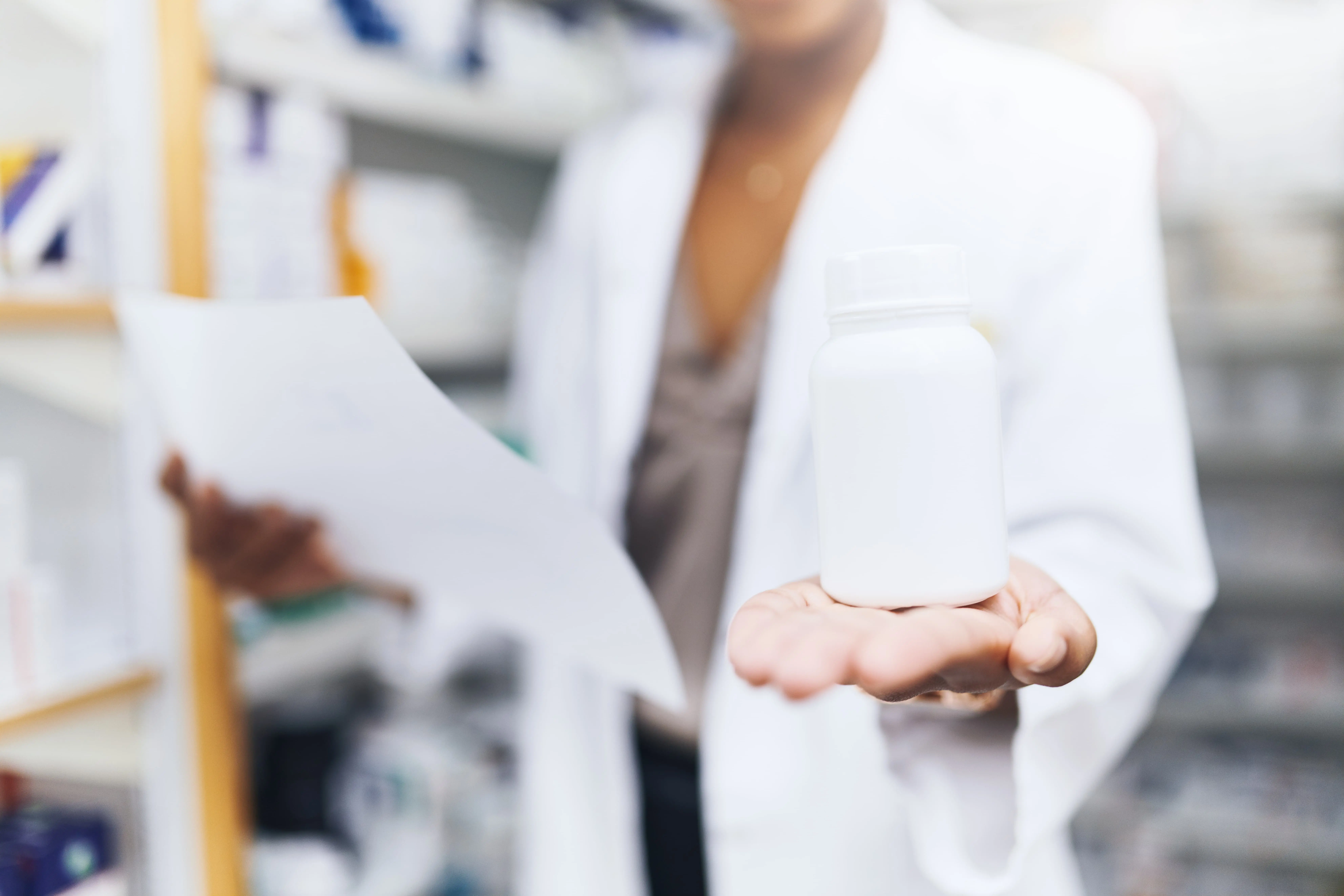 Apothekerin übergibt einer Kundin ein Gesundheitsprodukt und berät persönlich.